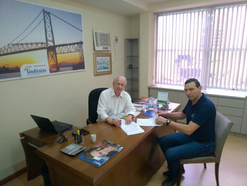 Presidentes Paulino de Melo Wagner (Sindilojas) e Lael Nobre (SEC Floripa) assinam a CCT.