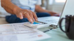 Catarinense usará 13º salário para quitar dívidas e poupar, aponta pesquisa da Fecomércio